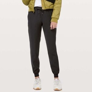 Lululemon on the fly jogger black